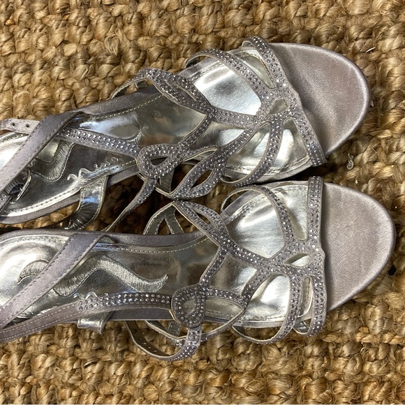 Jewels rhinestones silver satin pumps - Picture 6 of 7